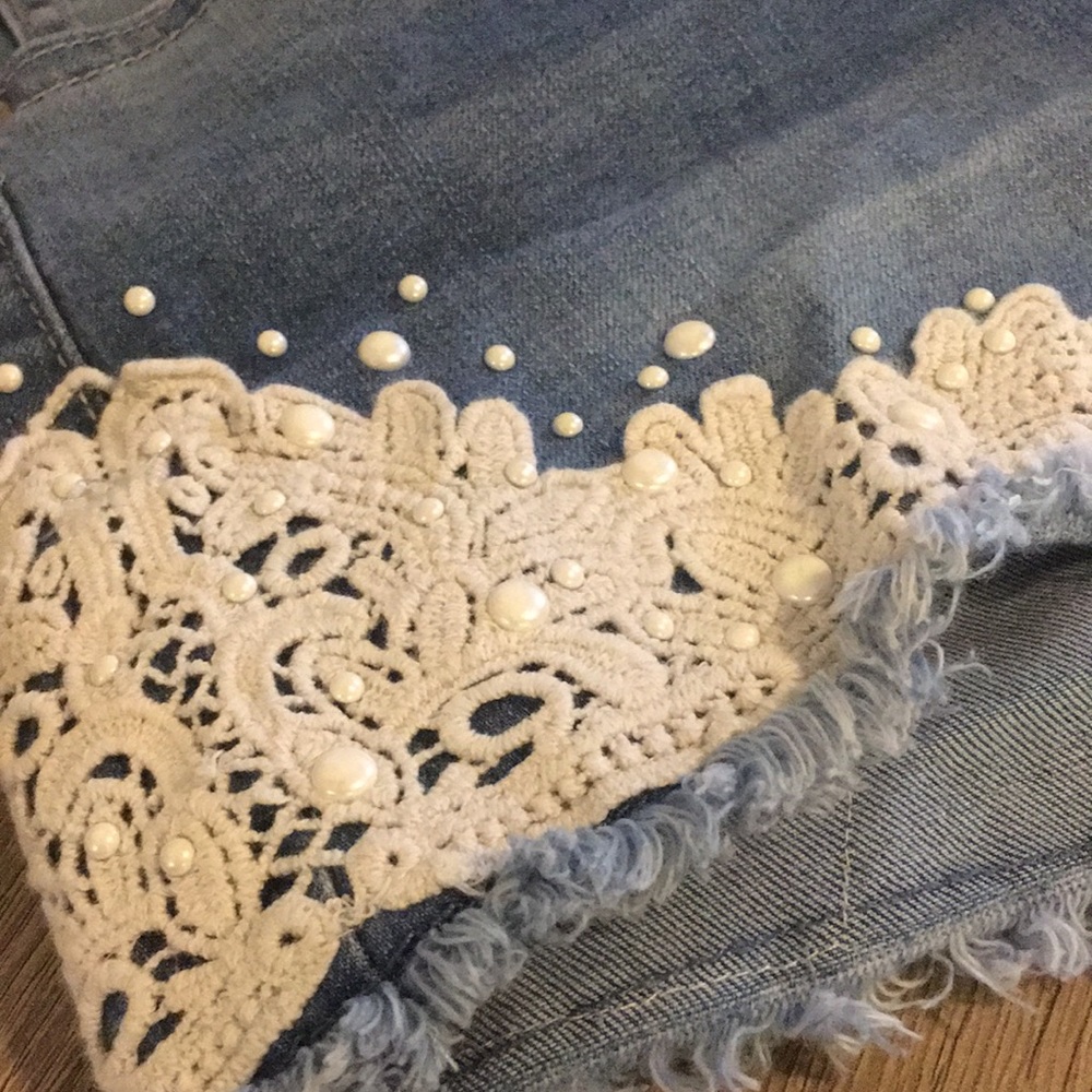 Size 7 lace & pearl accented shorts